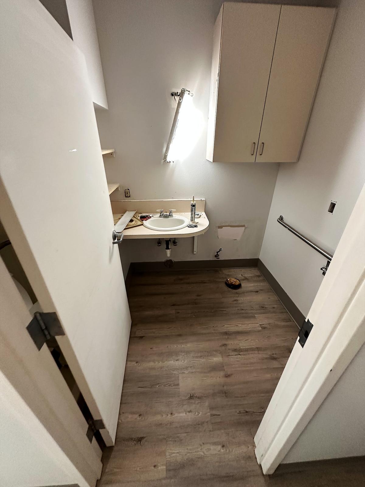 Residential laminate flooring installation - Bellevue, photo 3